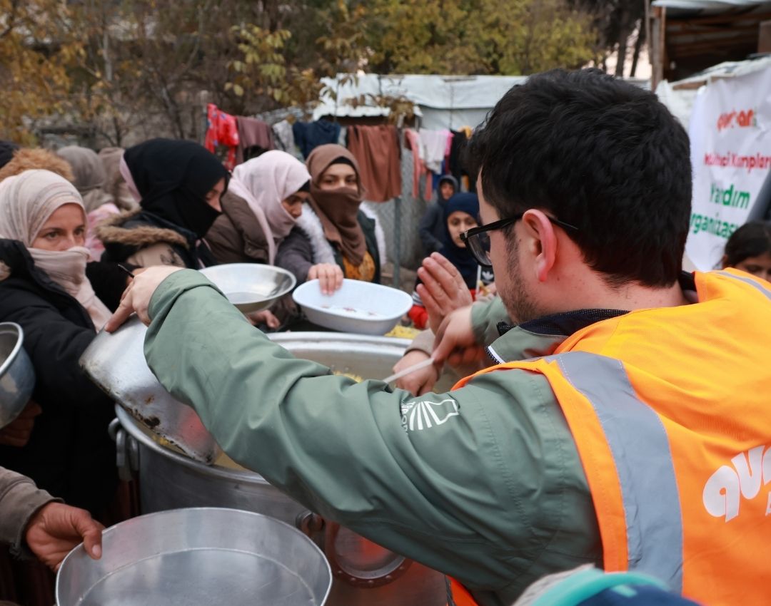 Sağlık ekibi ve çocuklar