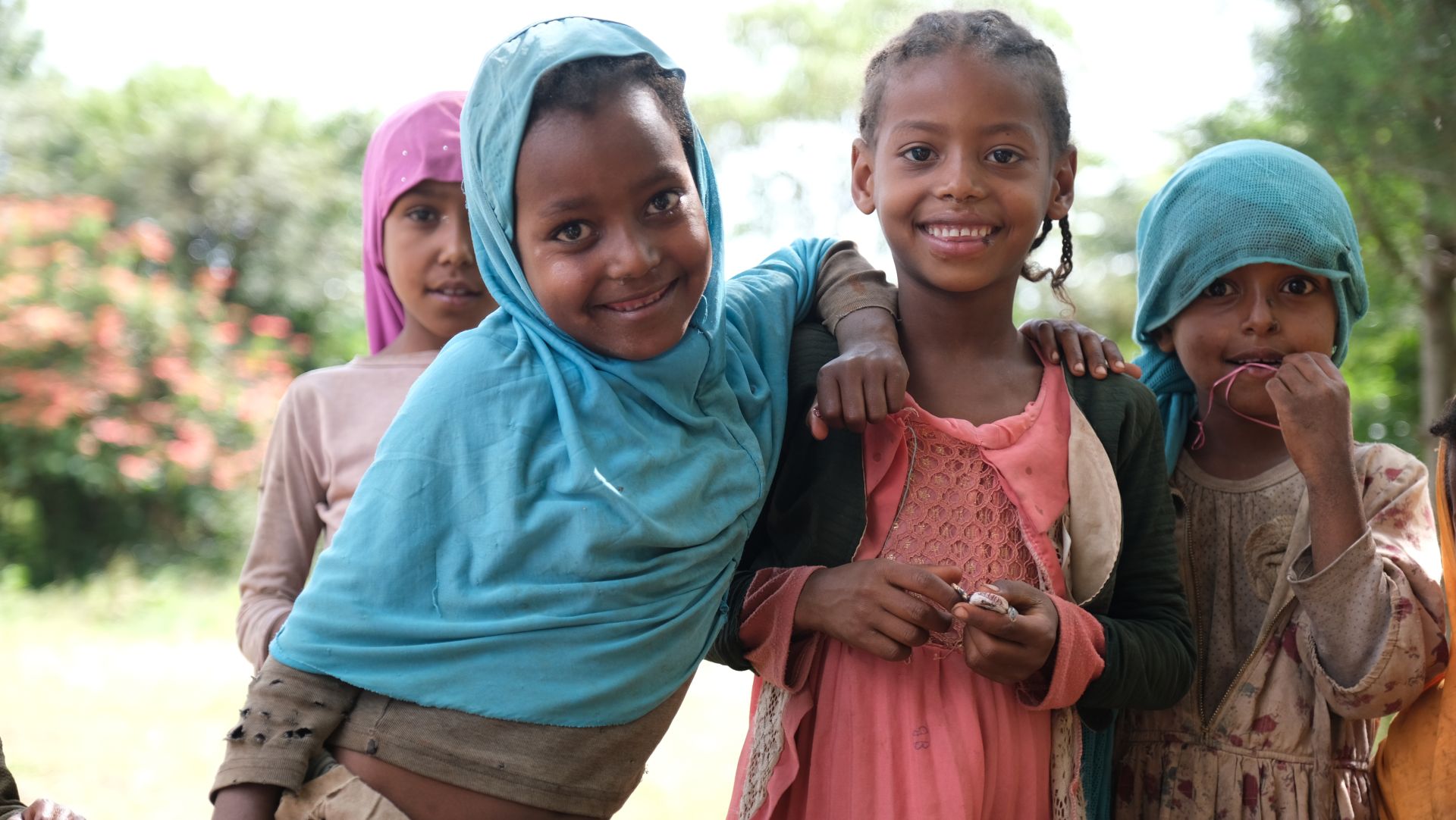 Sağlık ekibi ve çocuklar